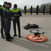 La Policía Local de Alcalá de Henares dispone de 3 drones para operaciones de control de aforo en vía pública, seguridad en eventos y labores de auxilio y rescate en zonas de difícil acceso La Policía Local de Alcalá de Henares dispone de 3 drones para operaciones de control de aforo en vía pública, seguridad en eventos y labores de auxilio y rescate en zonas de difícil acceso