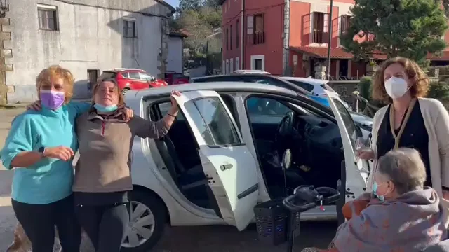Vecinas de Ruiloba escuchando Onda Cero Cantabria