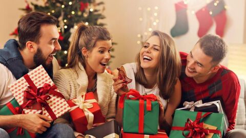 J&oacute;venes intercambi&aacute;ndose los regalos de Navidad