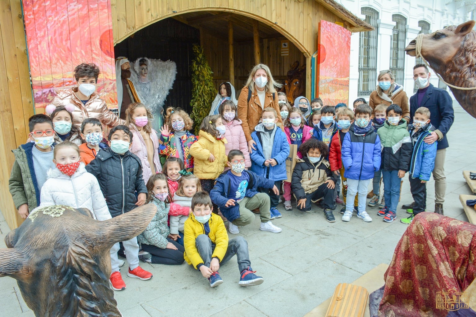 Escolares de Tomelloso se encuentran con la alcaldesa en la Plaza de España Escolares de Tomelloso se encuentran con la alcaldesa en la Plaza de España