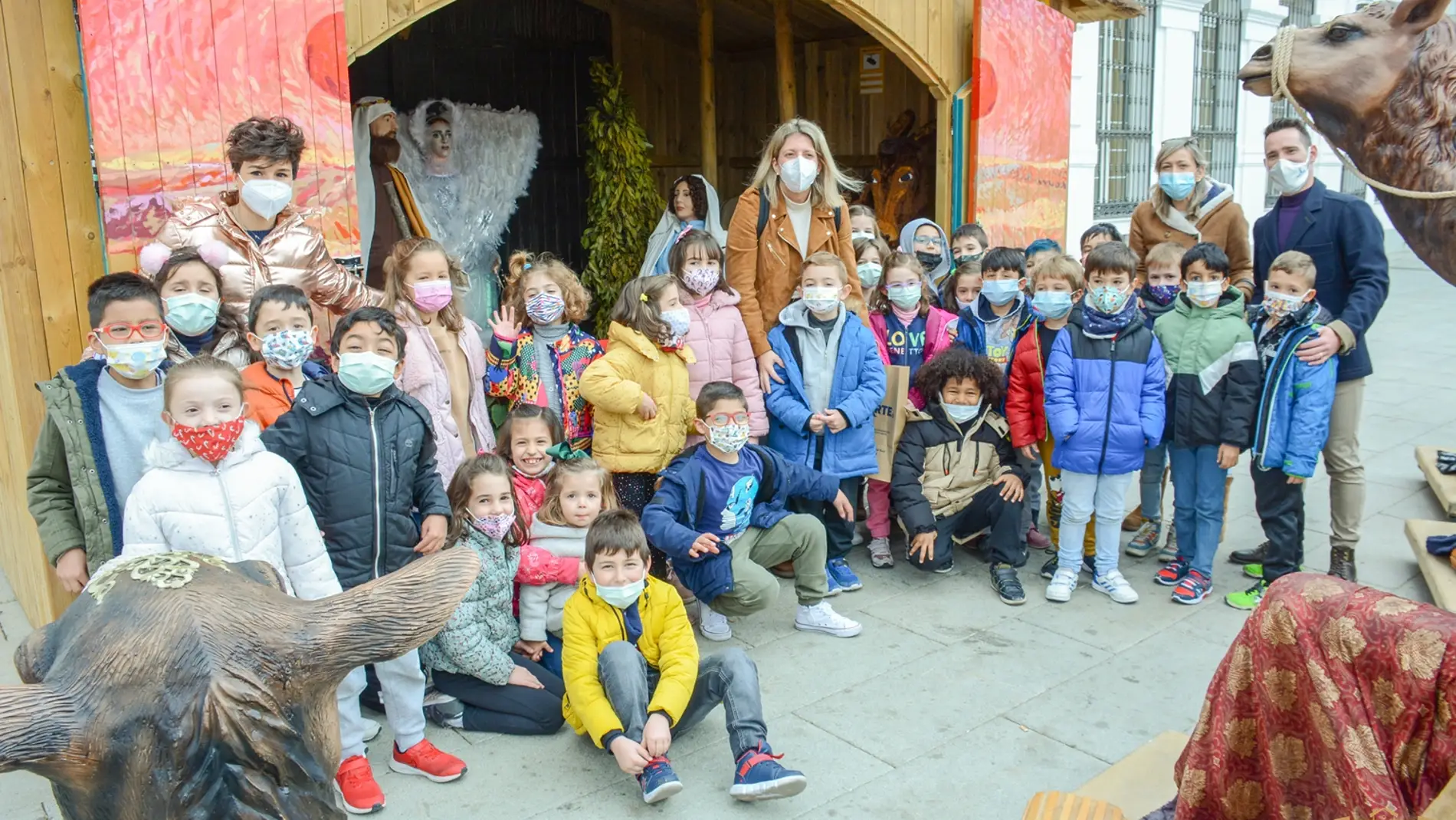 Escolares de Tomelloso se encuentran con la alcaldesa en la Plaza de España