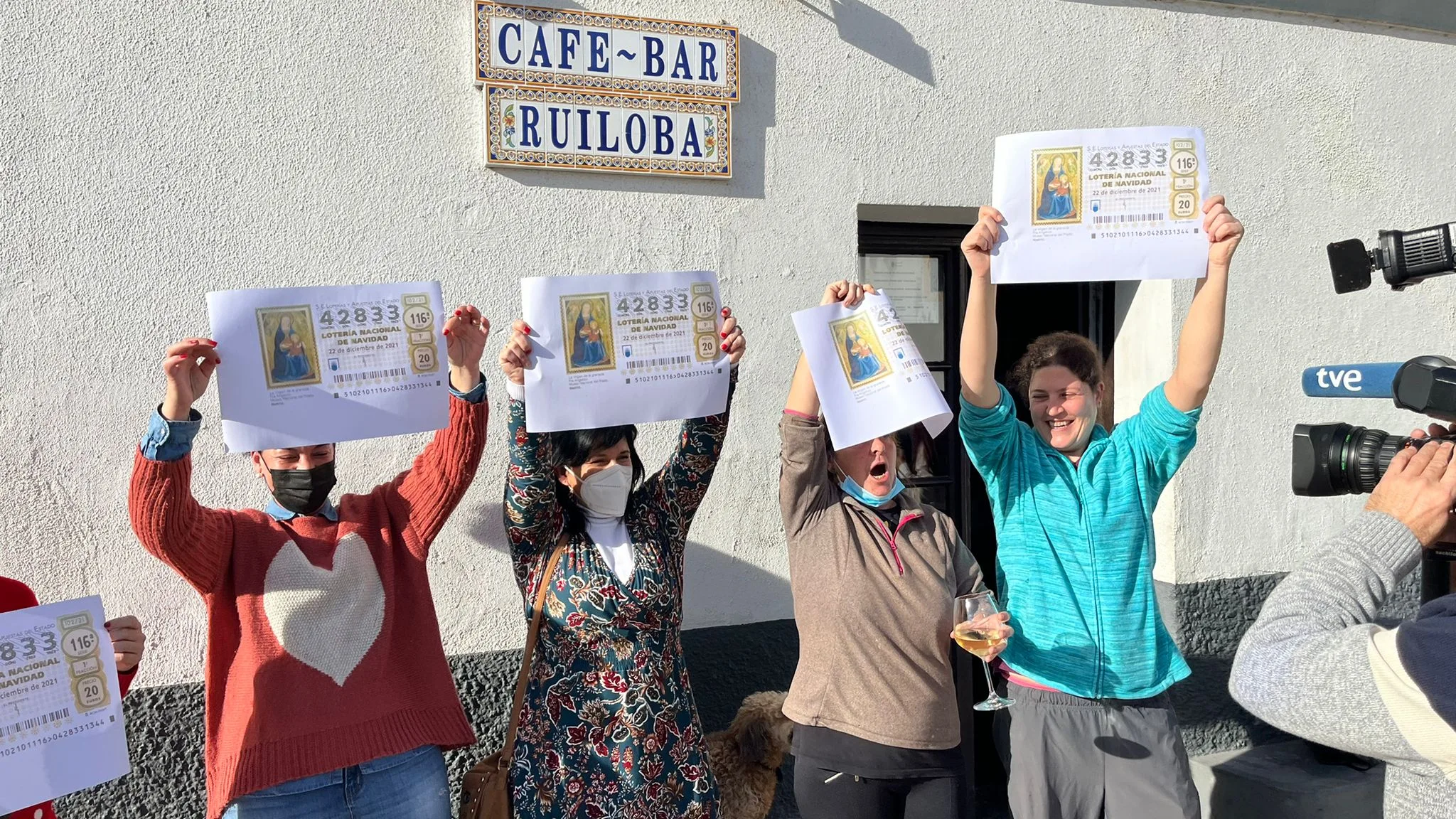 Vecinos de Ruiloba con el décimo premiado