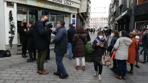 La tradicional "Doña Lola" de Toledo reparte también el 34.345, un quinto premio La tradicional "Doña Lola" de Toledo reparte también el 34.345, un quinto premio