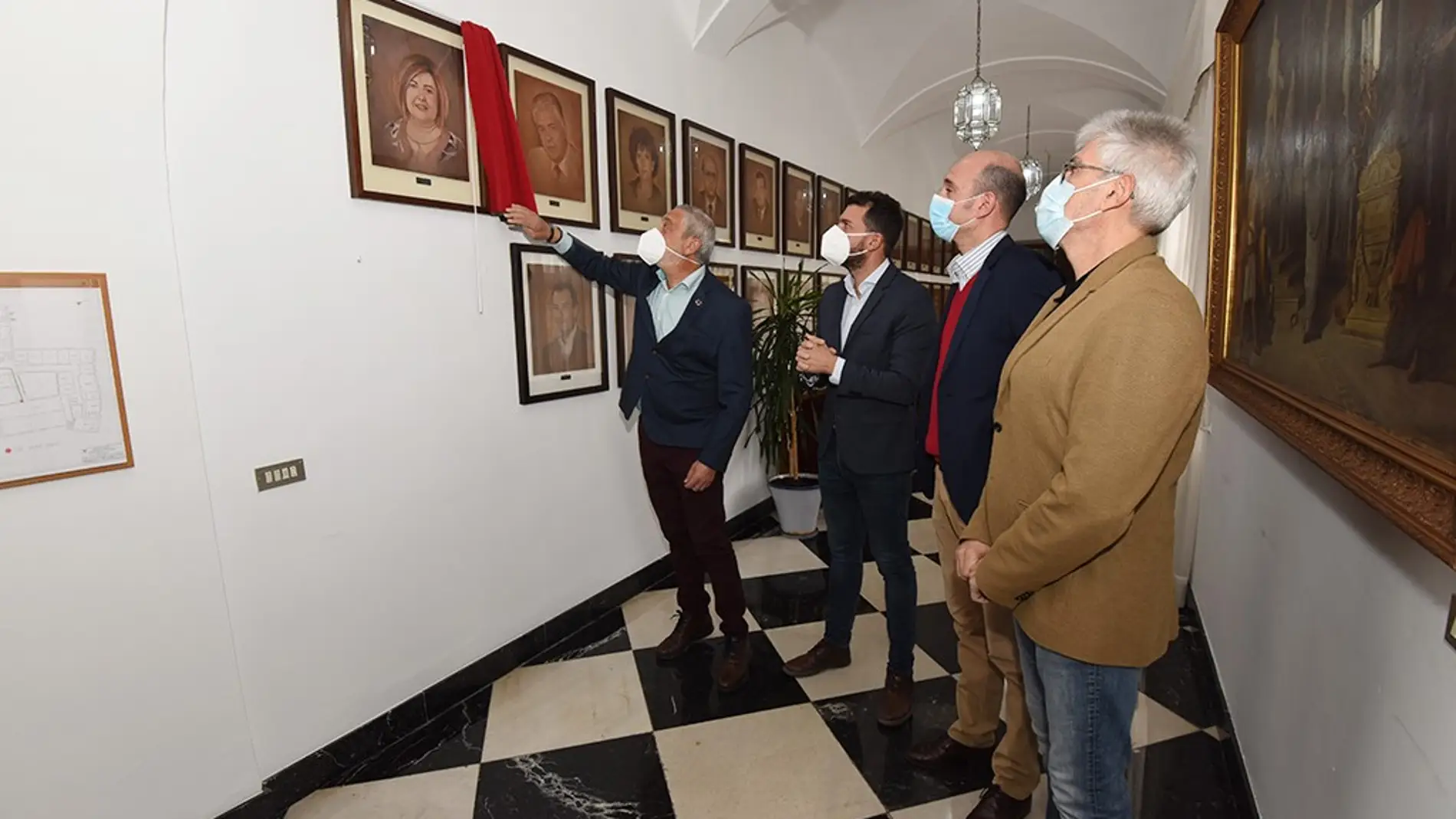 La Diputación de Cáceres coloca el cuadro de Charo Cordero en la galería de presidentes