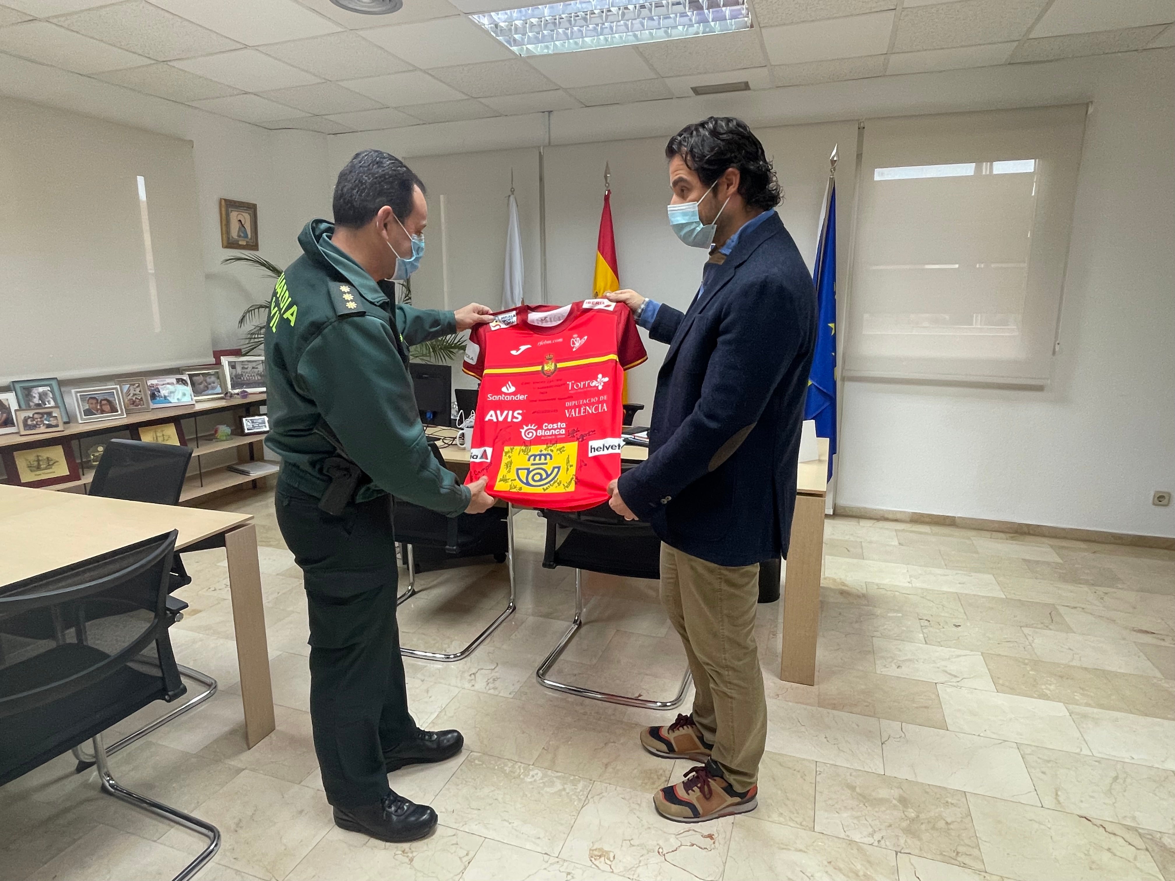 Reconocimiento del Ayuntamiento de Torrevieja a la guardia civil por su excelente trabajo Reconocimiento del Ayuntamiento de Torrevieja a la guardia civil por su excelente trabajo