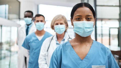  &iquest;Por qu&eacute; los aplausos a los sanitarios en la primera ola se han convertido en insultos en la sexta?