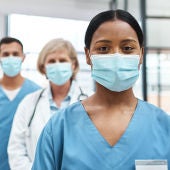  ¿Por qué los aplausos a los sanitarios en la primera ola se han convertido en insultos en la sexta?
