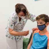Un niño se vacuna contra la covid-19. 