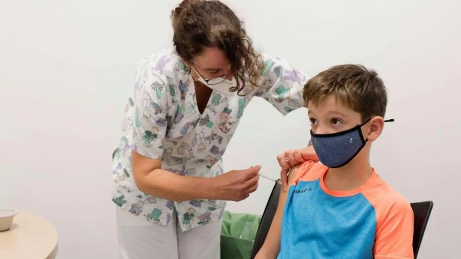 Un niño se vacuna contra la covid-19. 