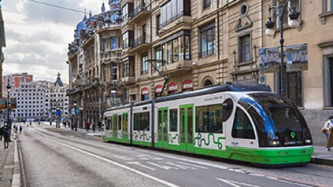 Imagen de una unidad del tranv&iacute;a de Bilbao