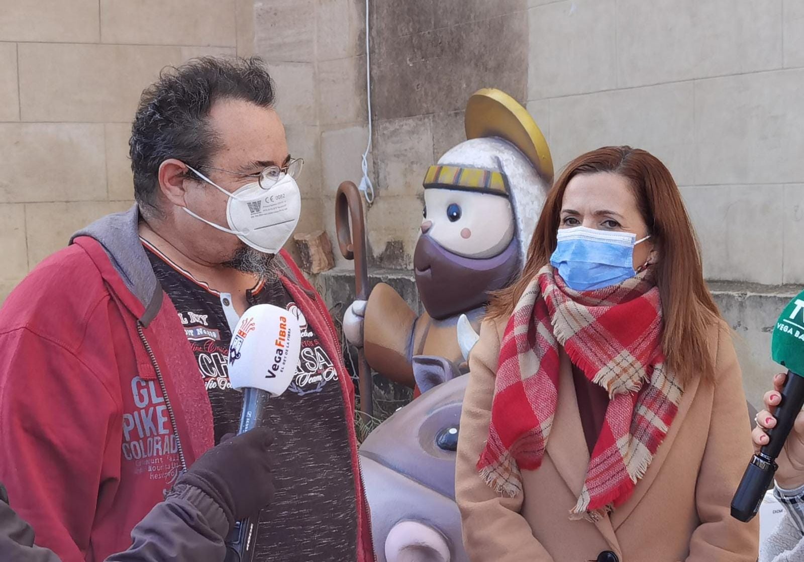 El artesano foguerer José Manuel García, Pachi, presenta sus obras situadas en la Plaza de España de Benejúzar El artesano foguerer José Manuel García, Pachi, presenta sus obras situadas en la Plaza de España de Benejúzar