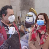 El artesano foguerer José Manuel García, Pachi, presenta sus obras situadas en la Plaza de España de Benejúzar El artesano foguerer José Manuel García, Pachi, presenta sus obras situadas en la Plaza de España de Benejúzar