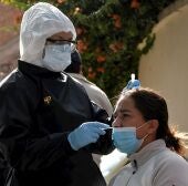 Una trabajadora de la salud toma una prueba antígeno contra la covid-19 en Cochabamba, en una fotografía de archivo