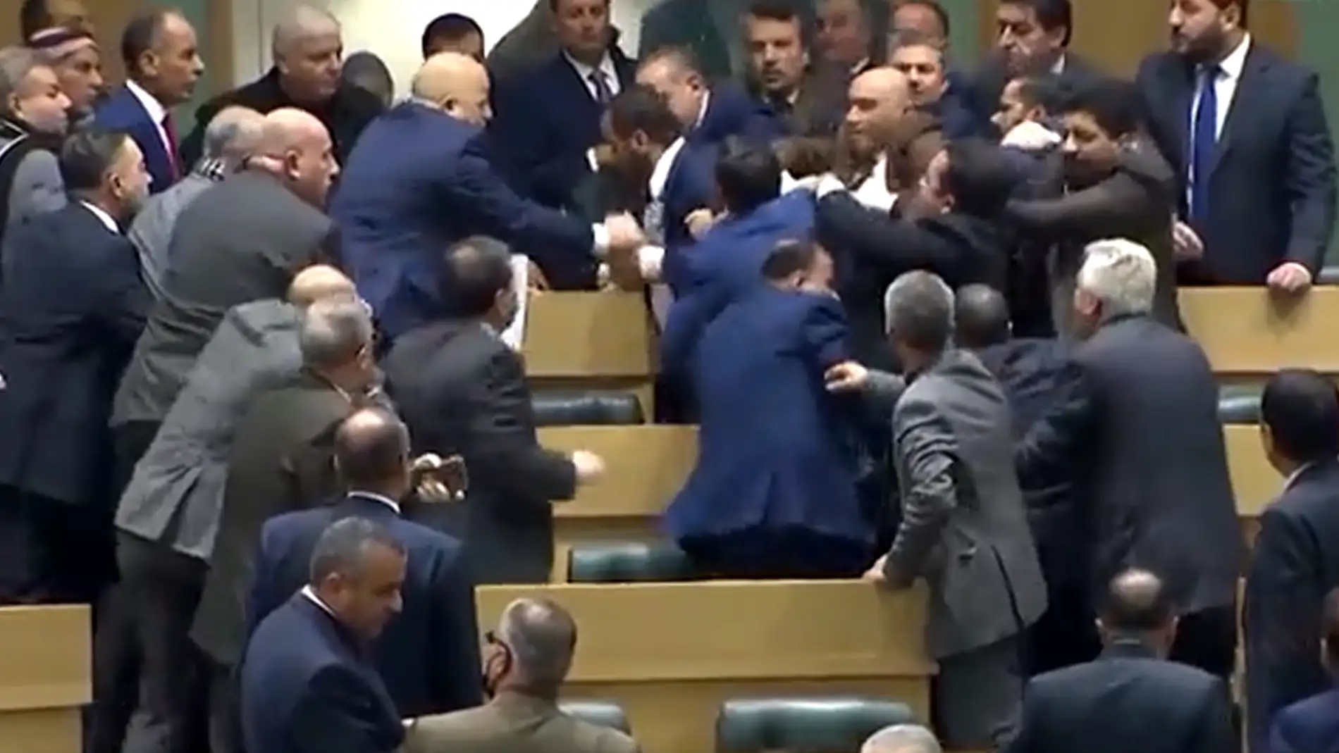 Un pleno en el Parlamento de Jordania termina a puñetazos mientras debatían sobre los derechos de las mujeres