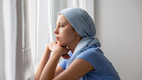 mujer con c&aacute;ncer mirando por la ventana