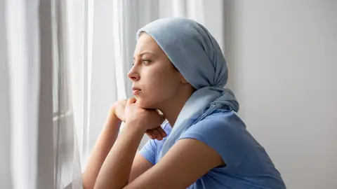 mujer con cáncer mirando por la ventana mujer con cáncer mirando por la ventana