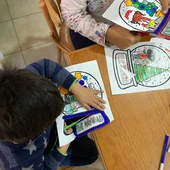 Unos niños dibujando participantes del programa Vacacionantes Unos niños dibujando participantes del programa Vacacionantes