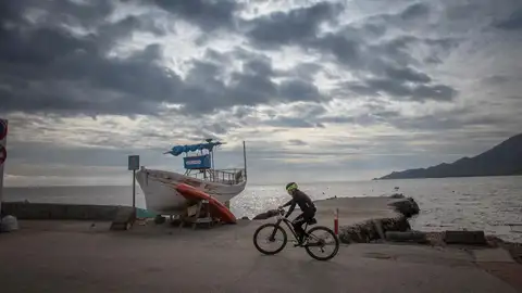 Un ciclista pasea por La Isleta del moro en el interior del Parque Natural de Cabo de Gata- Níjar en Almería. Un ciclista pasea por La Isleta del moro en el interior del Parque Natural de Cabo de Gata- Níjar en Almería.