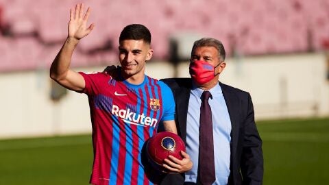 Ferran Torres y Joan Laporta durante la presentación del jugador con el Barcelona