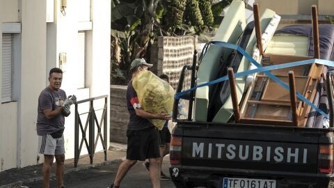 Vecinos del barrio de San Borond&oacute;n ( La Palma), evacuados la noche anterior, regresan a sus casas a recoger sus enseres, en una foto de archivo