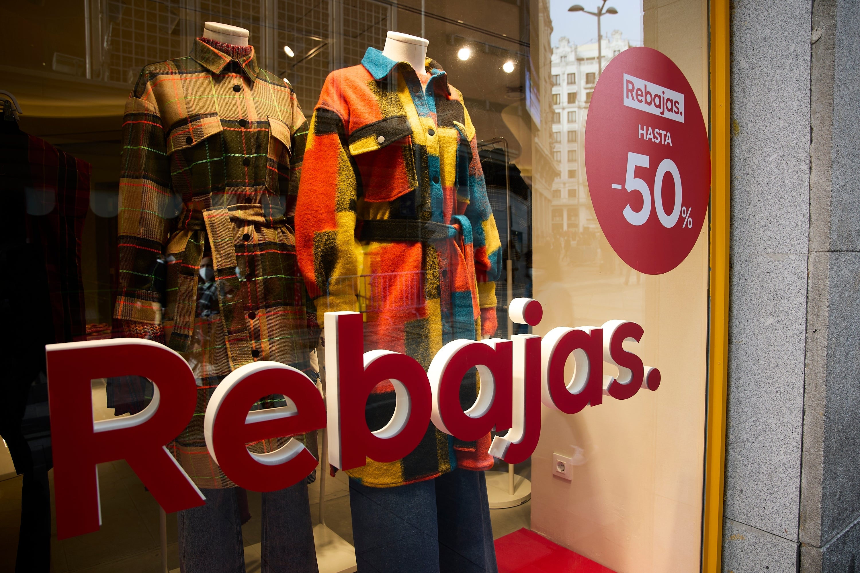 Rebajas de invierno 2022: Arrancan marcadas por ómicron, lo que lleva a muchos a realizar compras online Rebajas de invierno 2022: Arrancan marcadas por ómicron, lo que lleva a muchos a realizar compras online