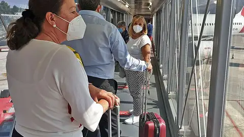 Un socavón en la pista obliga a cerrar el aeropuerto de Vigo Un socavón en la pista obliga a cerrar el aeropuerto de Vigo