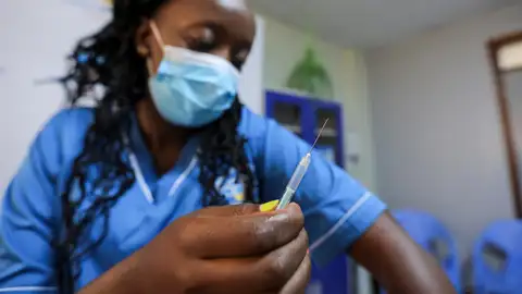 Una enfermera vacunando contra el coronavirus Una enfermera vacunando contra el coronavirus