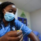 Una enfermera vacunando contra el coronavirus