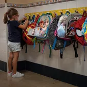 Una niña cuelga su mochila durante el inicio del curso escolar, en una imagen de archivo. Una niña cuelga su mochila durante el inicio del curso escolar, en una imagen de archivo.