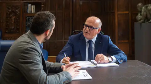 A Deputación participa nun plan de identificación transfronteirizo Manuel Baltar y Fernando Suárez, director da Área de Tranparencia