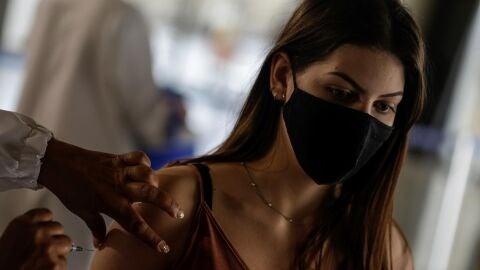 Una mujer siendo vacunada del coronavirus