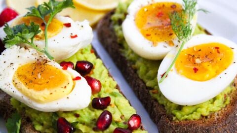 Receta de aguacate con huevo y granada