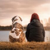 Una mujer con su perro en una imagen de archivo