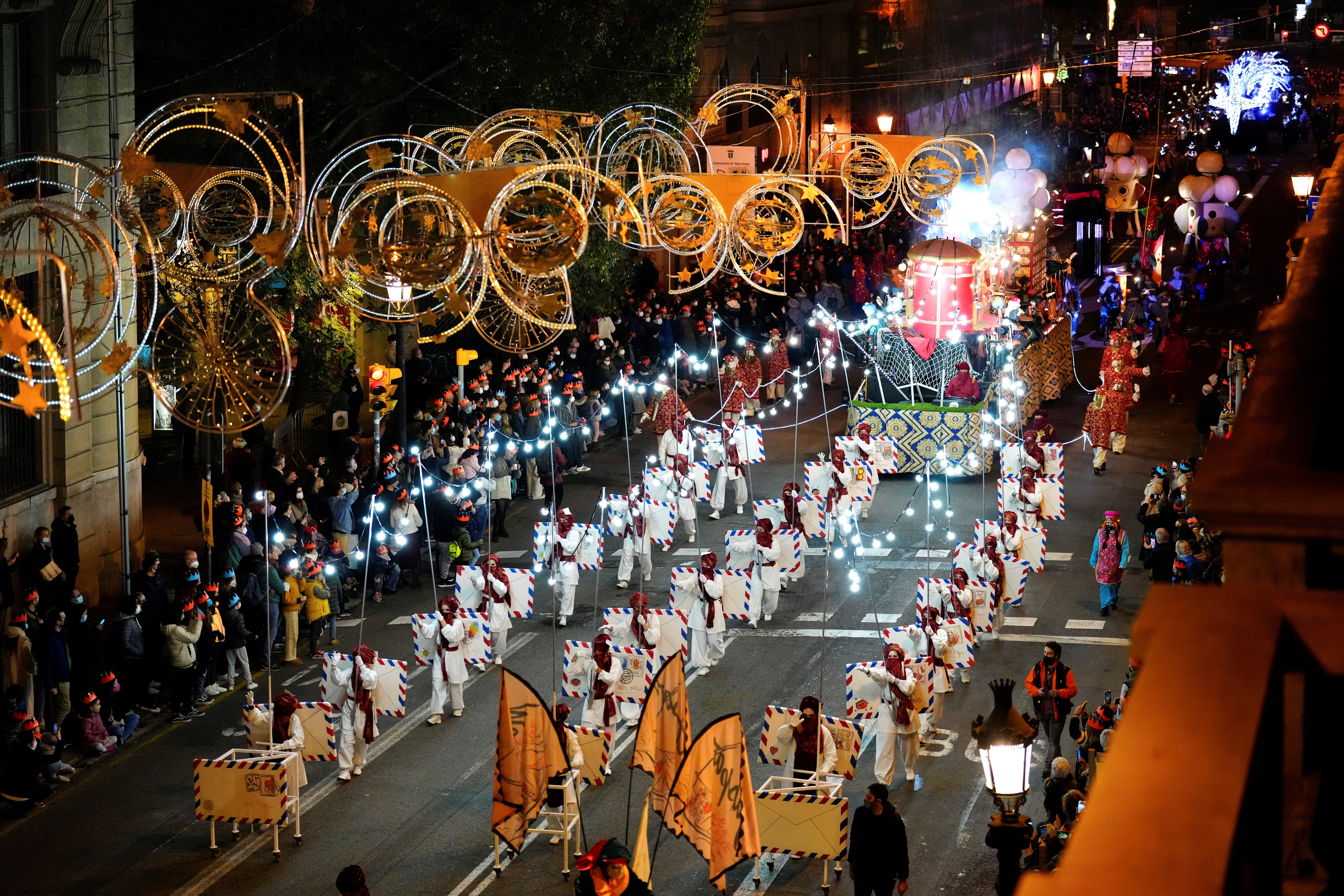 Así han sido las cabalgatas de los Reyes Magos por el país: sin caramelos pero llenas de color, alegría e ilusión Así han sido las cabalgatas de los Reyes Magos por el país: sin caramelos pero llenas de color, alegría e ilusión