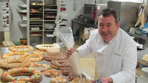 Elaborando los roscones de reyes Elaborando los roscones de reyes