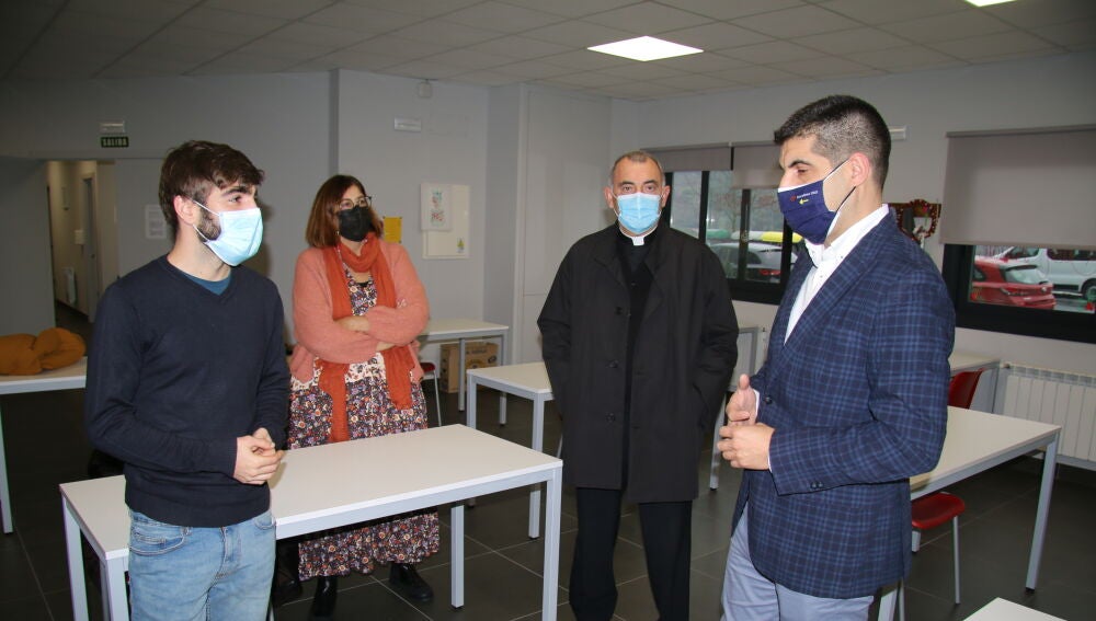 Visita de Gabriel Alén a Cáritas
