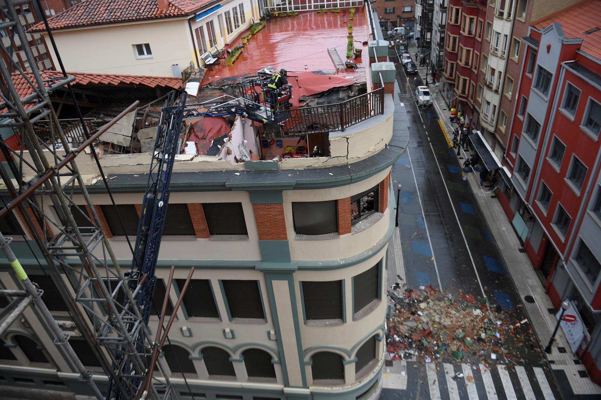 Al menos dos muertos tras derrumbarse el techo de un colegio en Gijón Al menos dos muertos tras derrumbarse el techo de un colegio en Gijón