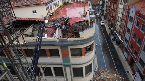 Un bombero accede a la azotea del colegio San Vicente Pa&uacute;l en Gij&oacute;n este mi&eacute;rcoles