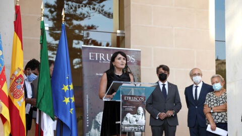 La diputada provincial de Cultura, Julia Parra, en la inauguraci&oacute;n de la exposici&oacute;n sobre los etruscos