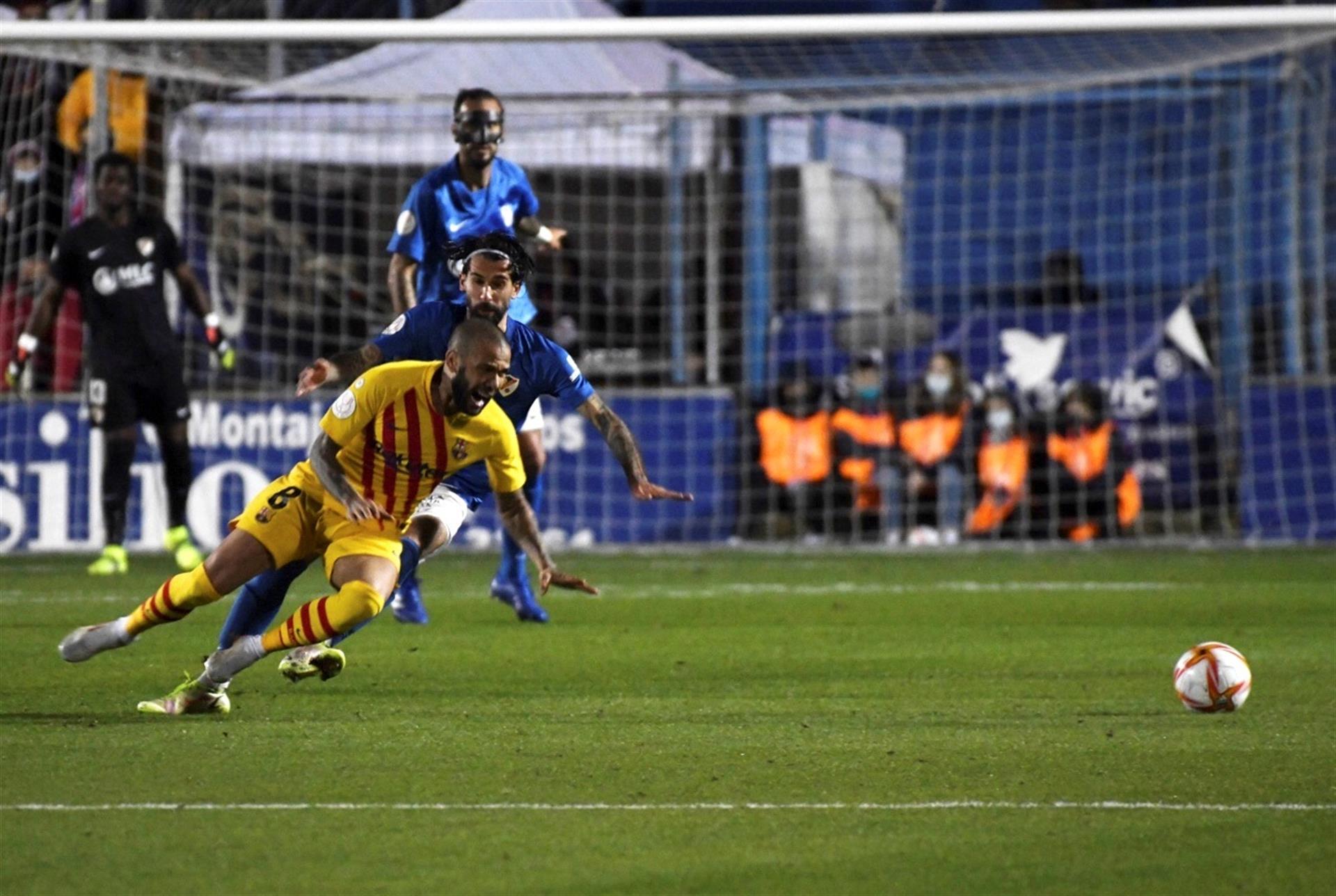 Dembélé y Jutglà salvan al Barcelona de caer ante el Linares Dembélé y Jutglà salvan al Barcelona de caer ante el Linares