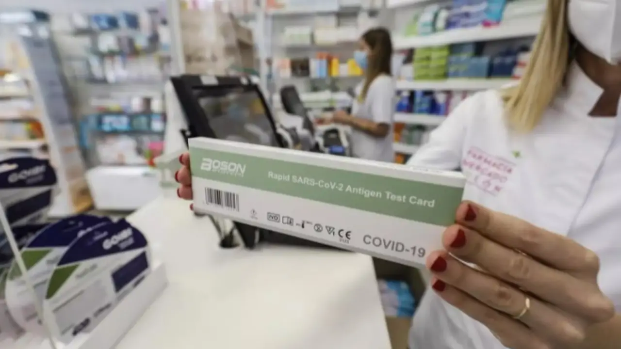 Las farmacias de la Comunitat podrán notificar a Sanitat los casos positivos de las pruebas de antígenos Las farmacias de la Comunitat podrán notificar a Sanitat los casos positivos de las pruebas de antígenos