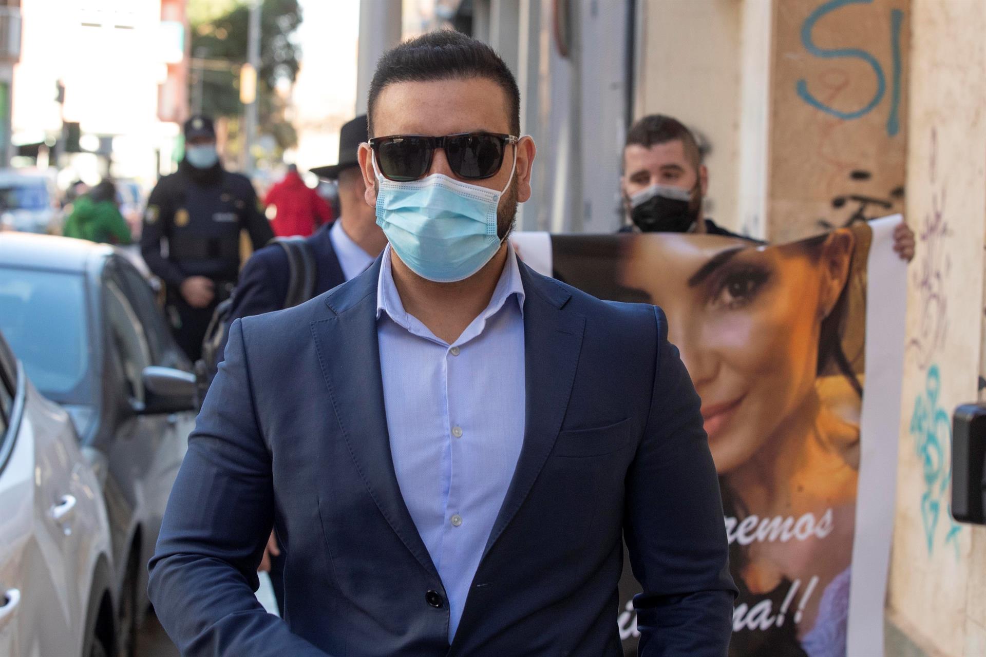 El cirujano que operó a la mujer que falleció por la lipoescultura se entrega tras la orden de detención El cirujano que operó a la mujer que falleció por la lipoescultura se entrega tras la orden de detención