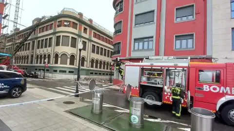 Los bomberos trabajan en el lugar de los hechos Los bomberos trabajan en el lugar de los hechos