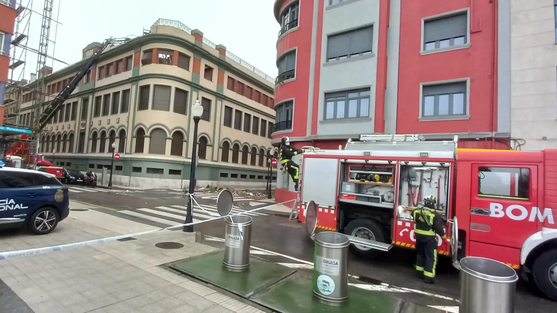Los bomberos trabajan en el lugar de los hechos Los bomberos trabajan en el lugar de los hechos