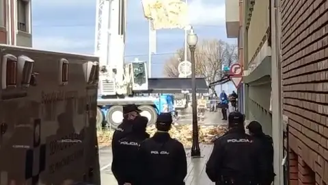 Retirada de cascotes en el colegio gijonés afectado por un derrumbe Retirada de cascotes en el colegio gijonés afectado por un derrumbe