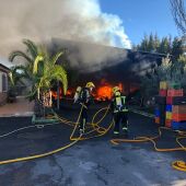 Los bomberos extinguieron el incendio en un chalet