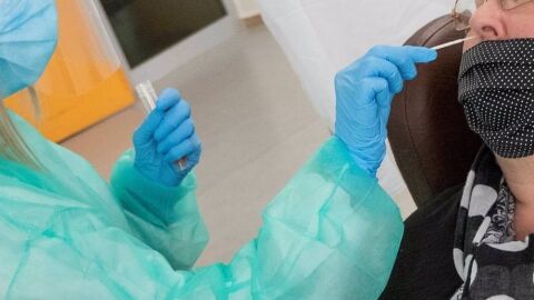 Realización de un test para detectar coronavirus. Realización de un test para detectar coronavirus.