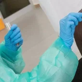 Realización de un test para detectar coronavirus. Realización de un test para detectar coronavirus.