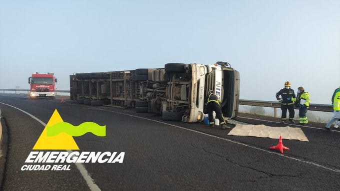 Rescatan a un conductor herido que estaba atrapado en la cabina de un camión en Puertollano Rescatan a un conductor herido que estaba atrapado en la cabina de un camión en Puertollano