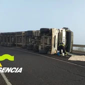 El camión volcó y el conductor tuvo que ser rescatado por los bomberos El camión volcó y el conductor tuvo que ser rescatado por los bomberos